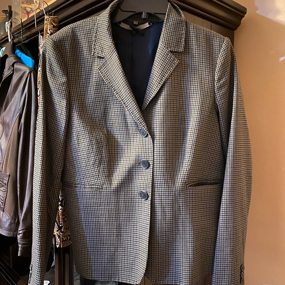 Jigsaw wool blend blazer.
